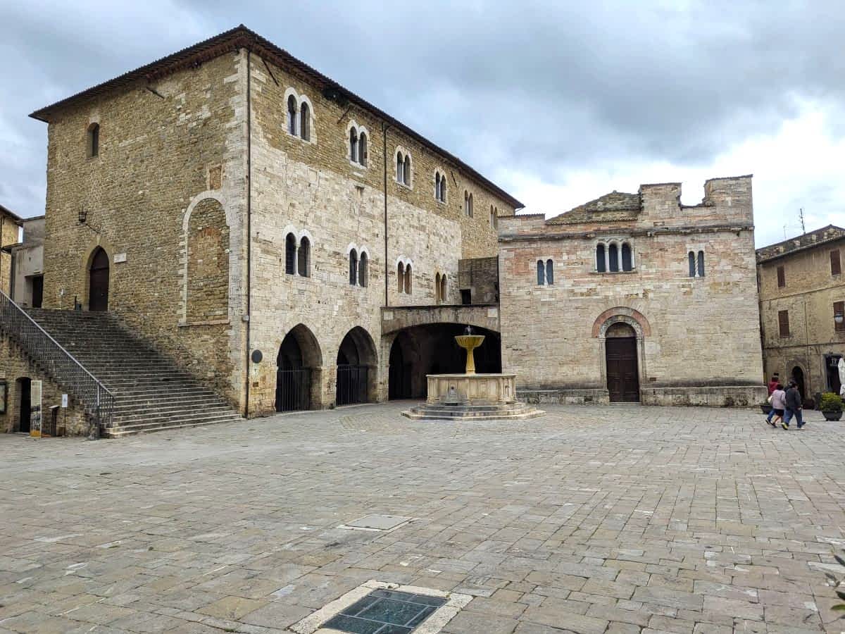 Freitreppe des antiken Theaters in Bevagna