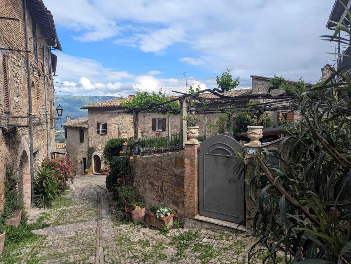 Blick auf die Altstadt von Montefalco mit Stadtmauer