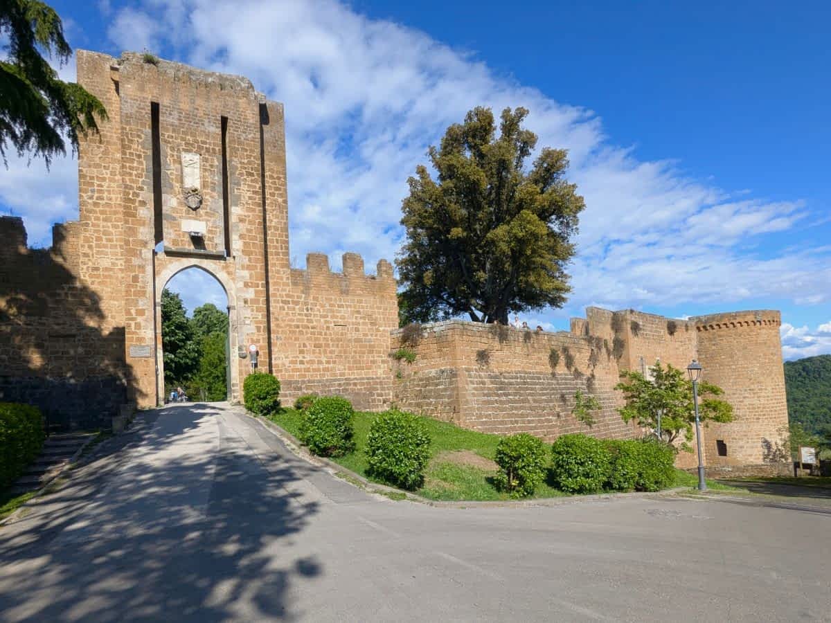 Historische Festung Albornoz in Orvieto unter blauem Himmel.