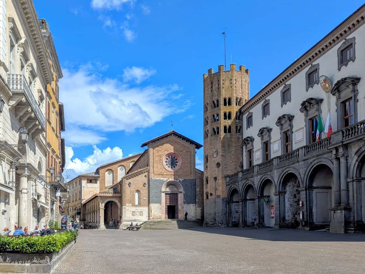 Die Piazza della Repubblica in Orvieto mit Kirche und Turm.