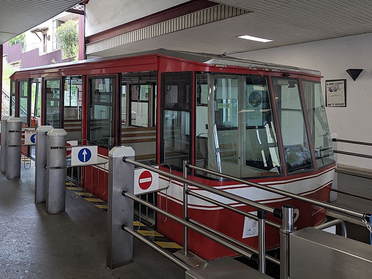 Rote Standseilbahn von Orvieto an der Haltestelle.