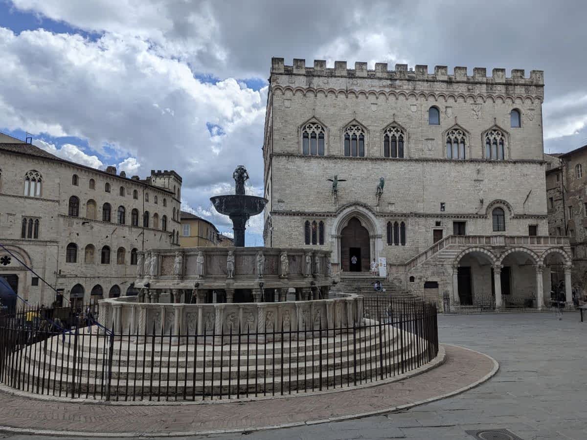 Piazza IV Novembre in Perugia mit dem Palazzo dei Priori und der Fontana Maggiore.