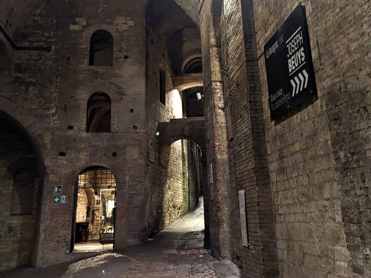 Atmosphärischer Blick in die unterirdische Stadt Rocca Paolina in Perugia.