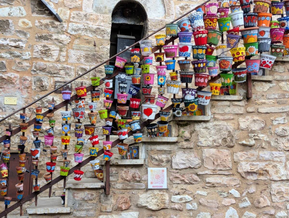 Treppe mit bemalten Blumentöpfen in Spello