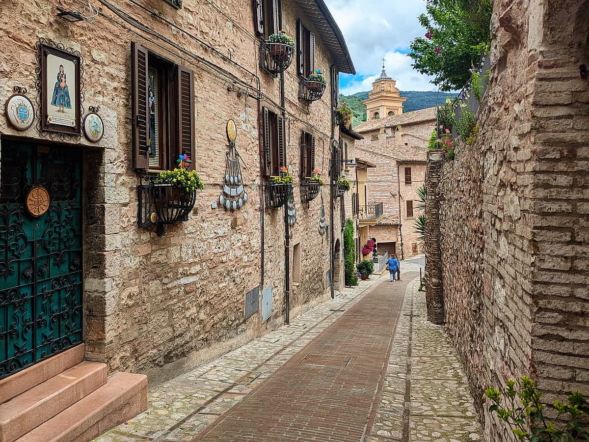 Gasse in Spello mit traditionellen Häusern und Blumenschmuck