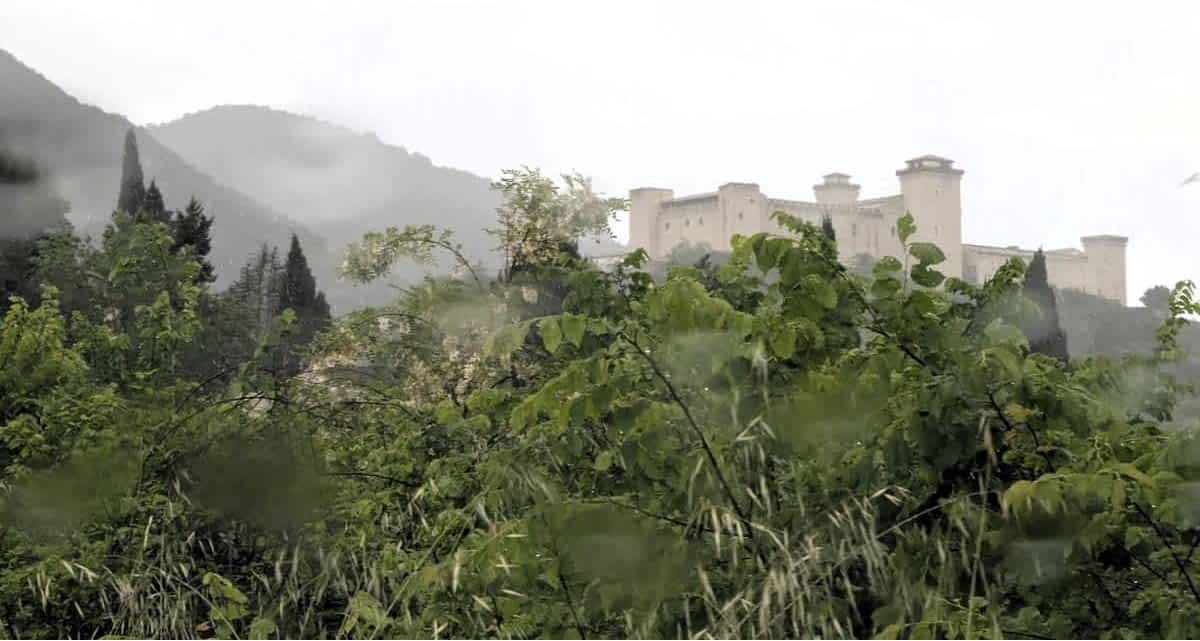 Festung Rocca Albornoziana in Spoleto auf einem Hügel
