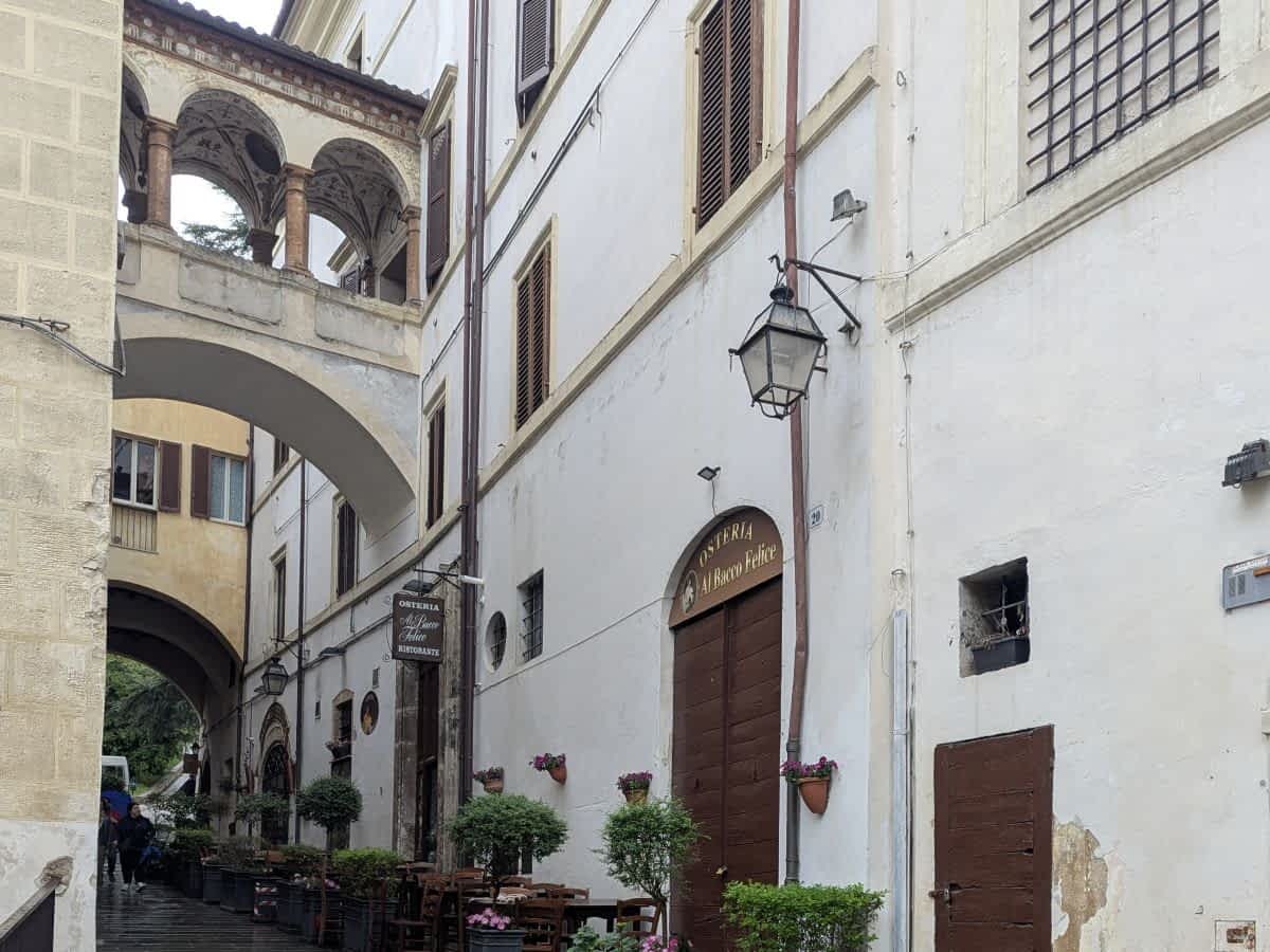 Gasse in Spoleto mit Gebäuden und einem Bogen