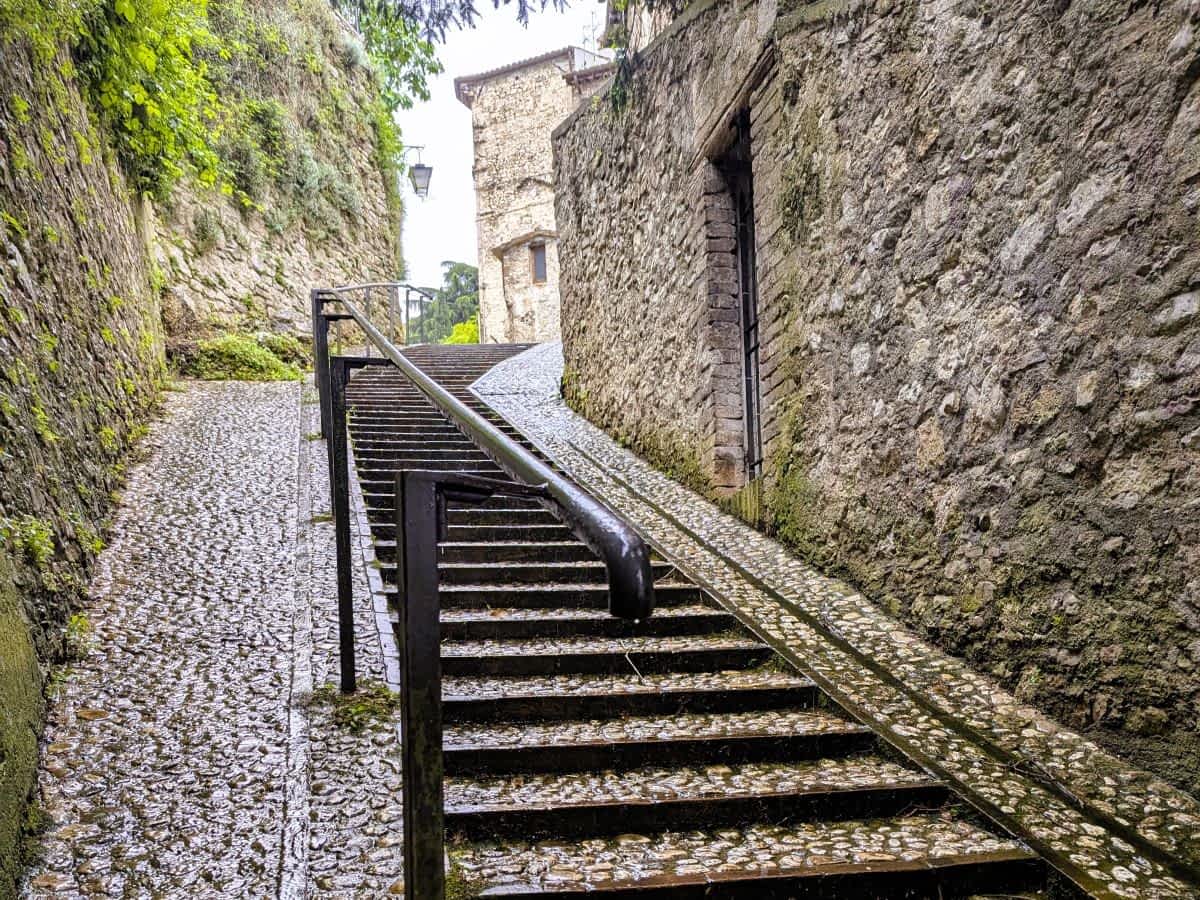 Steile Steintreppe in Spoleto