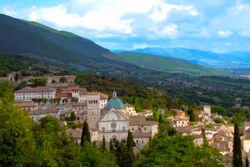 Auf Entdeckungstour durch Umbrien - dem Grünen Herzen Italiens. Begleite uns auf einer 7-tägigen Rundreise voller Genuss, Kultur und Natur. Inklusive Route, Karte, Highlights und praktischen Kilometerangaben.
