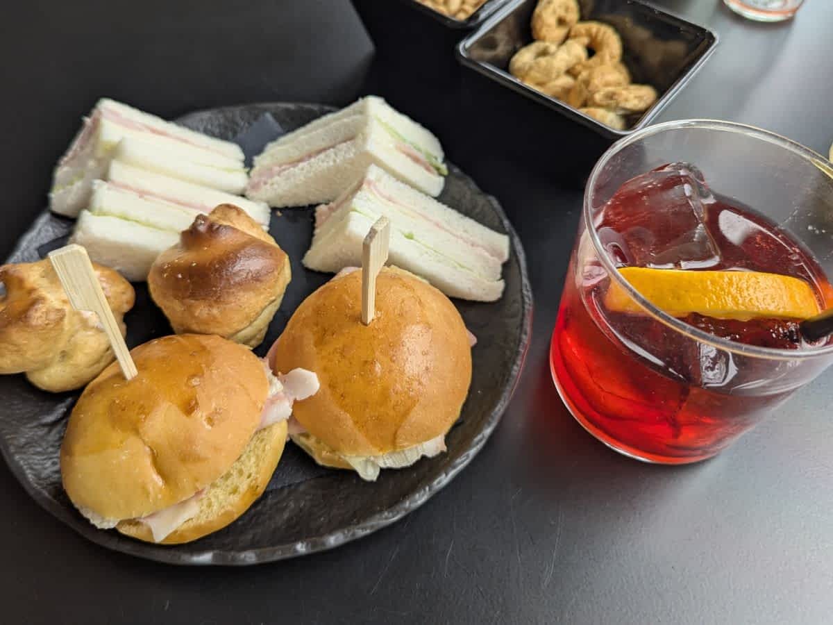 Der Aperitivo wird in Italien zelebriert. Kleine Snacks vor der Hauptmahlzeit regen den Appetit an und fördern das gesellige Beisammensein