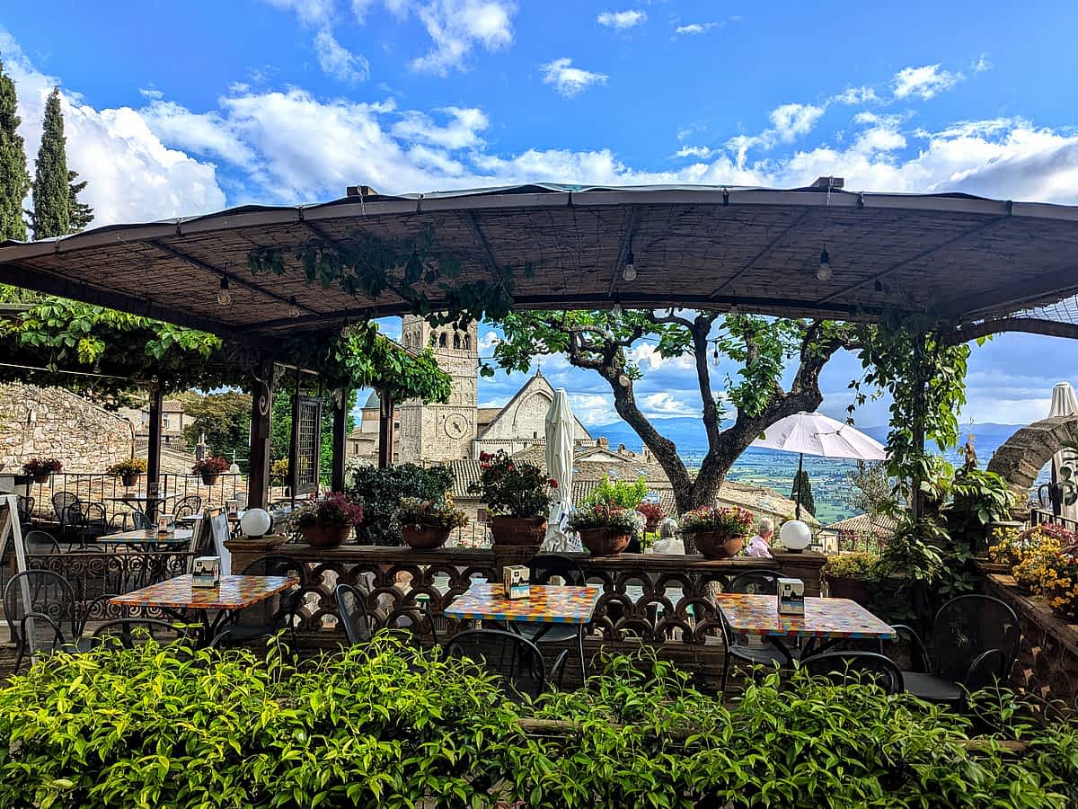 Traumhafte Lage mit Blick auf Assisi bar-giardino-san-lorenzo