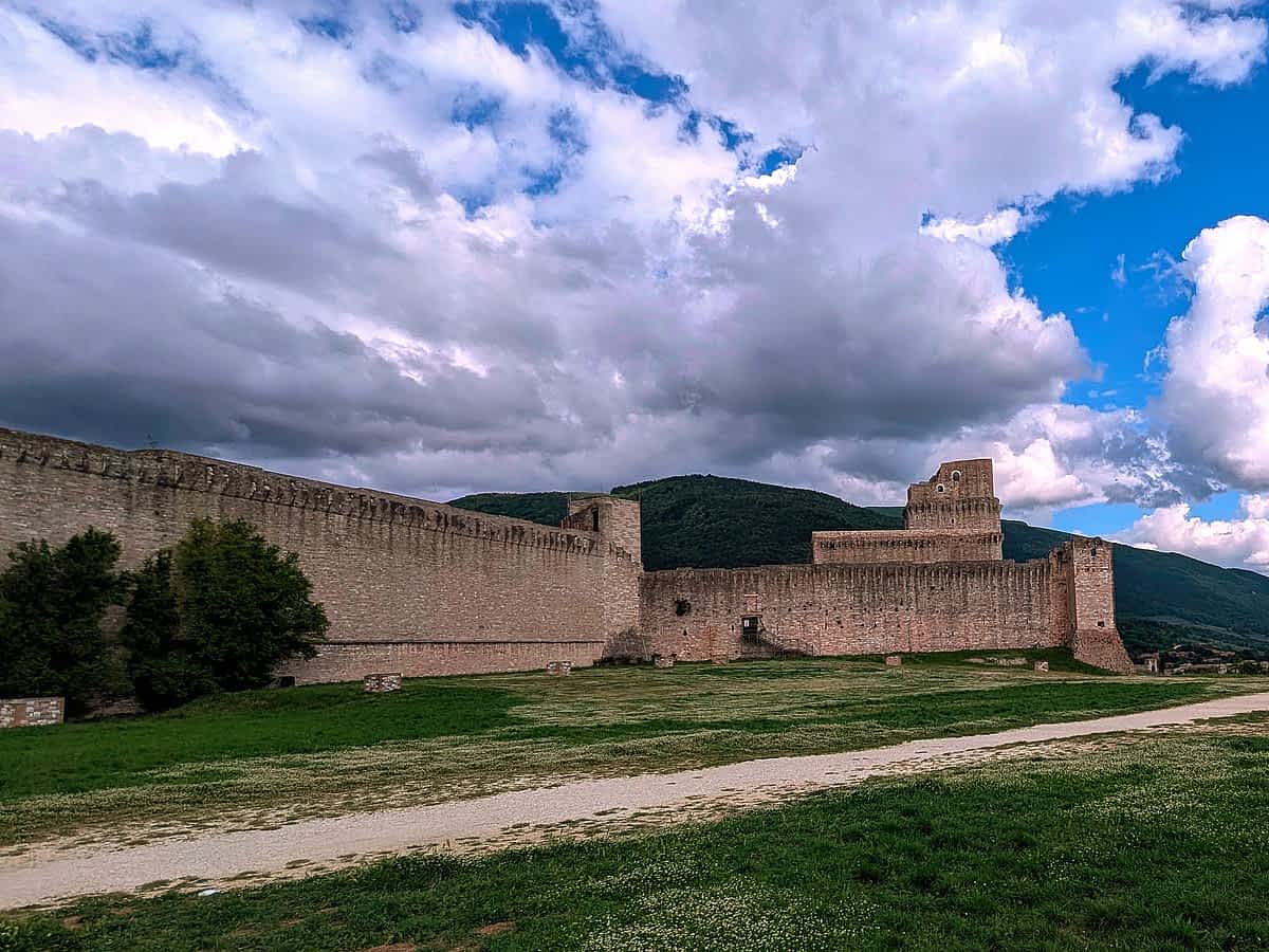 Die imposante Rocca Maggiore in Assisi, eine mittelalterliche Festung auf einem Hügel ueber Assisi
