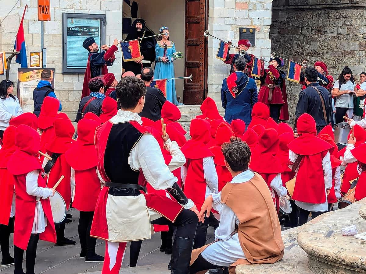 Historisches Frühlingsfest Calendimaggio in Assisi umringt von Zuschauern 