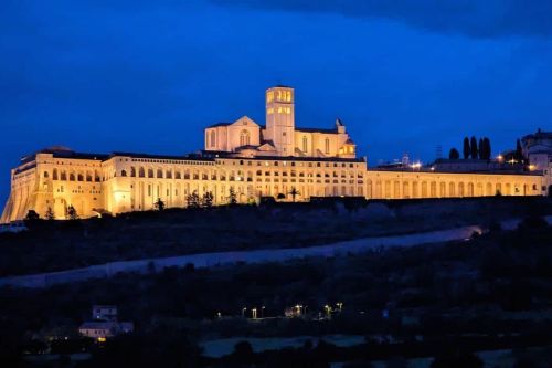Willkommen in Assisi - schon bei der Anfahrt fällt der Blick auf das eindrucksvolle Franziskanerkloster mit der Basilika San Francesco und über der Stadt thront die mittelalterliche Festung Rocca Maggiore. Assisi ist wegen des Klosters nicht nur das bekannteste Reiseziel in Umbrien, sondern auch bedeutende Pilgerstätte und UNESCO-Welterbe.