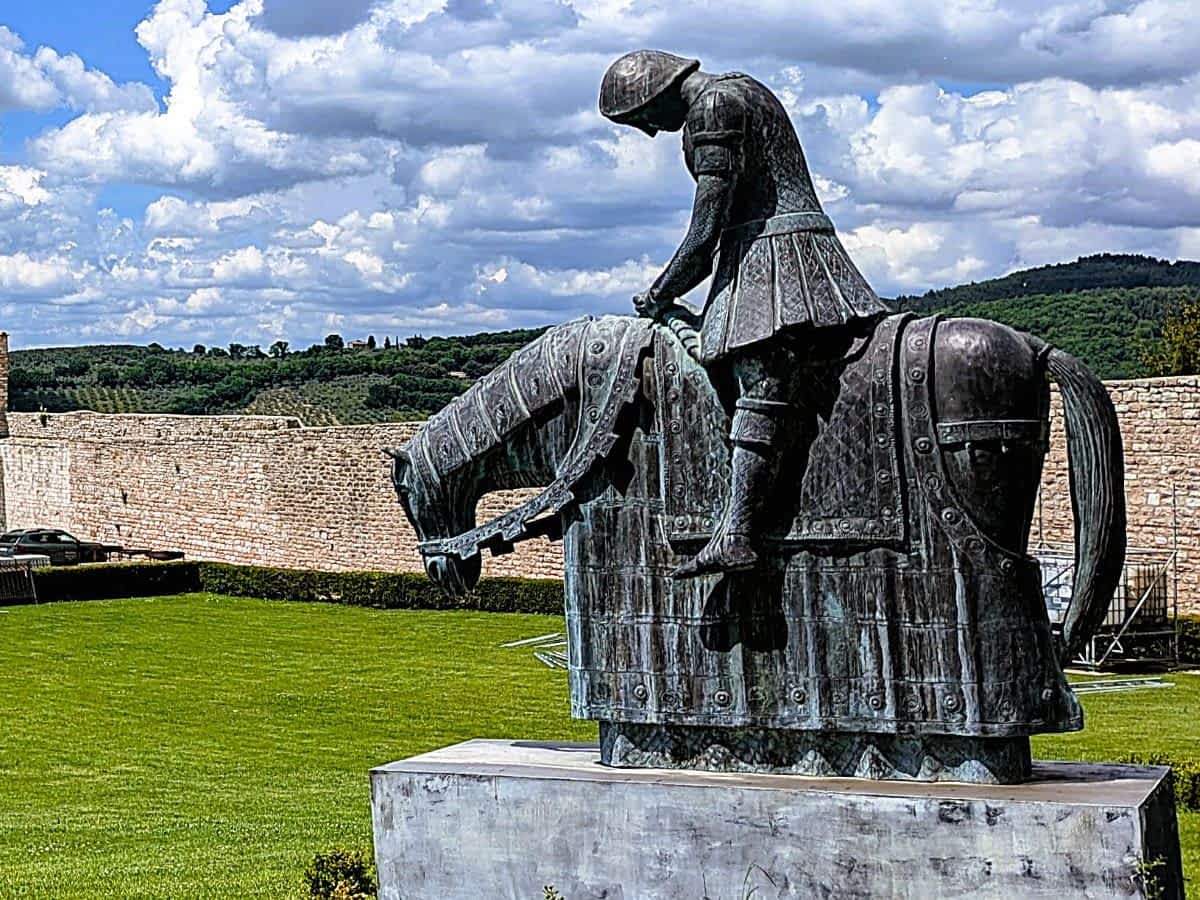 Reiterstatue, die Rückkehr des Heiligen Franziskus nach Assisi vor der Basilika in Assisi