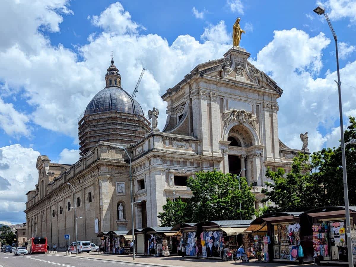 Die monumentale Basilika San Francesco dominiert den gleichnamigen Ortsteil von Assisi