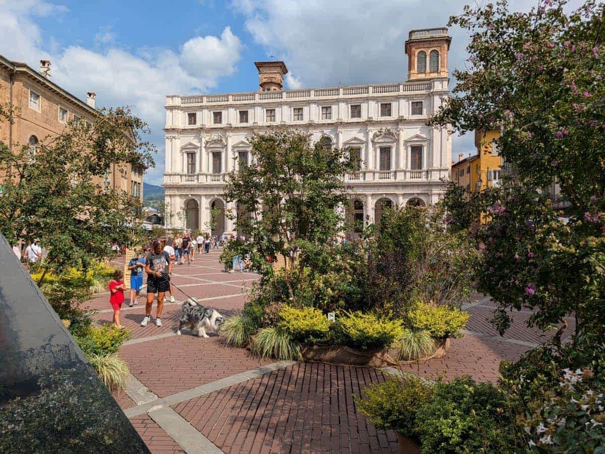 Piazza Vecchia in Bergamo Alta mit dem weißen Palazzo Nuovo und historischen Gebäuden