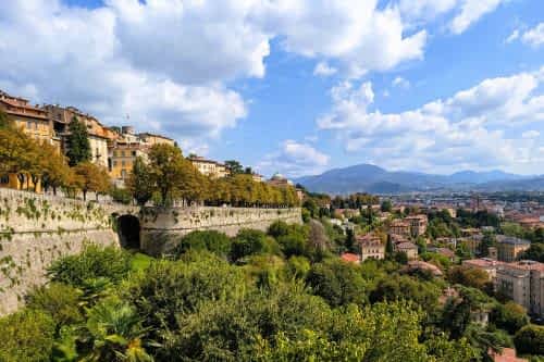 Eigentlich wollten wir in Bergamo nur unseren Sohn vom Flughafen abholen. Doch weil wir etwas Zeit hatten, machten wir spontan einen Abstecher in die historische Oberstadt – und waren begeistert von den engen Gassen, prachtvollen Plätzen und der besonderen Atmosphäre. <p> ​<strong> Ein lohnenswerter Stopp auf dem Weg zum Gardasee</strong>👉