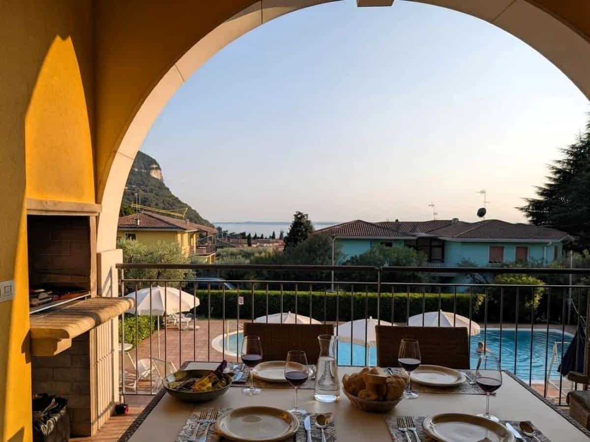 Ferienwohnung in Garda mit Terrasse, Pool und Blick auf den Gardasee
