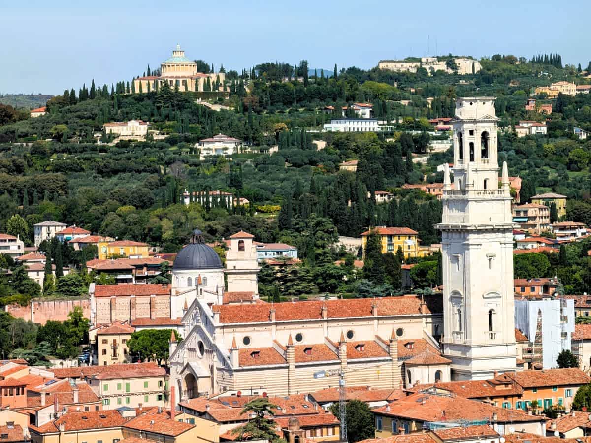 Blick vom Torre dei Lamberti auf die Altstadt von Verona und die umliegenden Hügel.