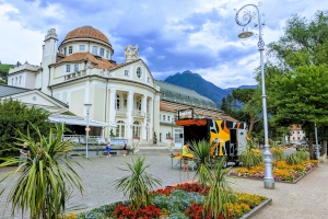 [title] - Die malerische Kurstadt in Südtirol punktet mit kulturellen Sehenswürdigkeiten und mediterran-alpiner Natur rundherum. Für diejenigen, die etwas Zeit mitbringen, haben wir noch einige Tipps zu Gärten, Burgen, Schlössern und Natur-Highlights im Meraner-Land.