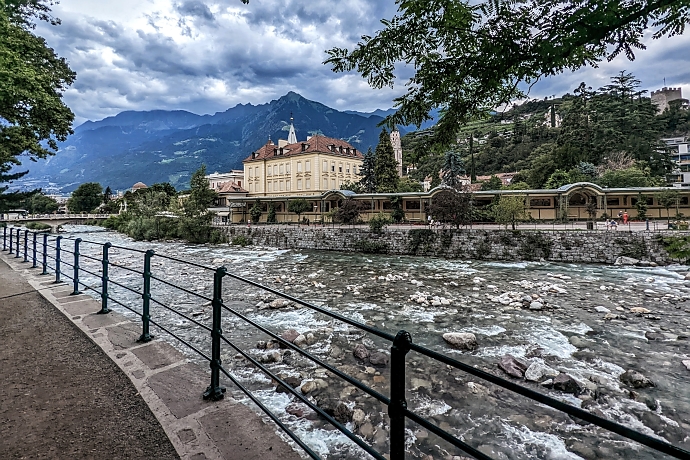 Blick auf die Wandelhalle in Meran