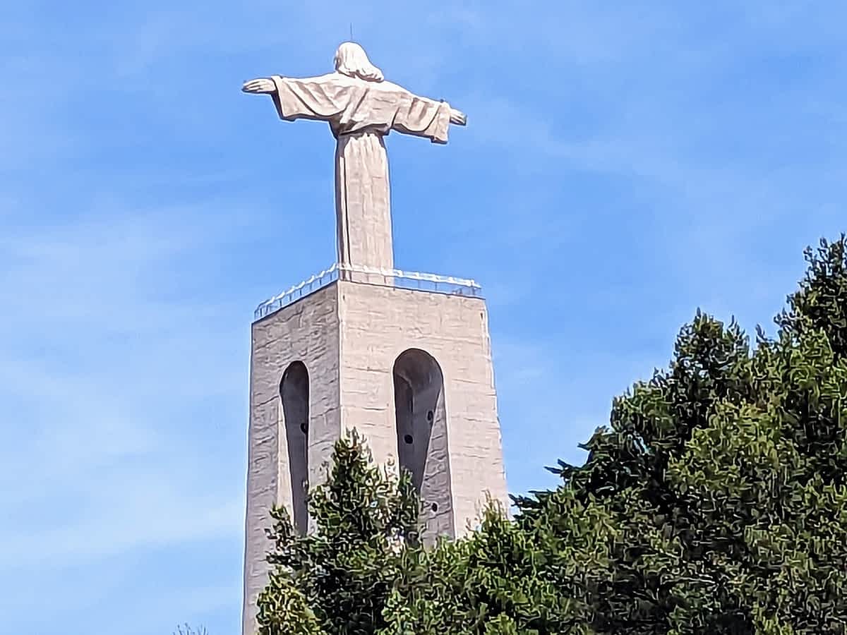 Die monumentale Cristo Rei Statue am Südufer des Tejo,
