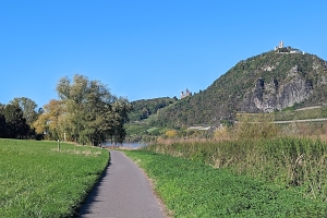 [title] - Ein Klassiker ist der Rheinradweg durchs Mittelrheintal, den wir - wenn auch abgekürzt - fahren wollen. Wir starten kurz hinter Koblenz und radeln bis Bonn.