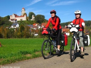 Kocher und Jagst haben dem rund 300 km langen Radweg ihren Namen gegeben. Die beiden Flüße begleiten den Radler auf seiner Tour durch wunderschöne Landschaftsbilder. Stolze Burgen und Schlösser, malerische Städtchen und viele andere Sehenswürdigkeiten säumen außerdem den Weg.