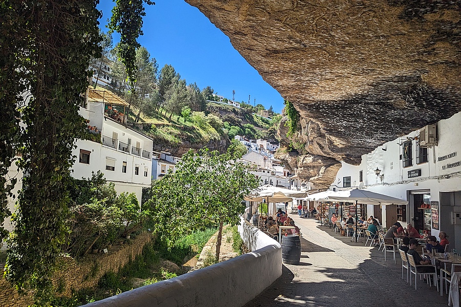 Setenil de las Bodegas Restaurants am Flüsschen Guadalporcún