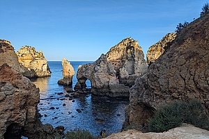 Traumhafte Strände, beeindruckende Felsenküsten, pittoreske Orte, verschlafene Fischerdörfer. Die Algarve in Portugal ist für viele ein Sehnsuchtsort und das erste Ziel während unserers Road-Trips. 