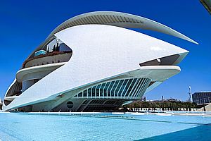 Valencia, die drittgrößte Stadt Spaniens ist eine Stadt der Gegensätze. Reich an Kunst, Kultur und Freizeitmöglichkeiten hat die wunderschöne Stadt für jeden etwas zu bieten