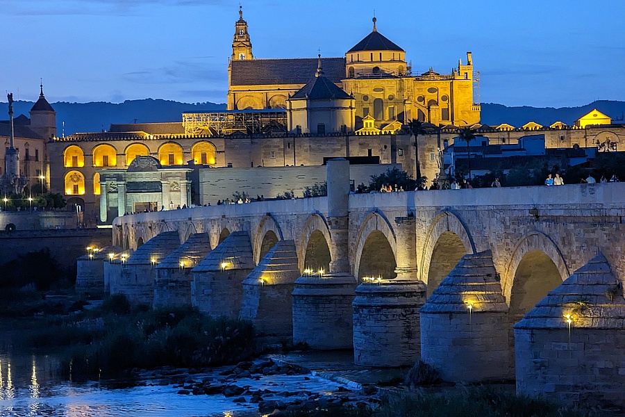 Cordoba-roemische-bruecke-blick-auf-moschee-kathedrale-bei-nacht