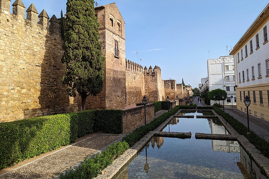 Wasserbecken-hinter-der-Stadtmauer-in-Cordoba