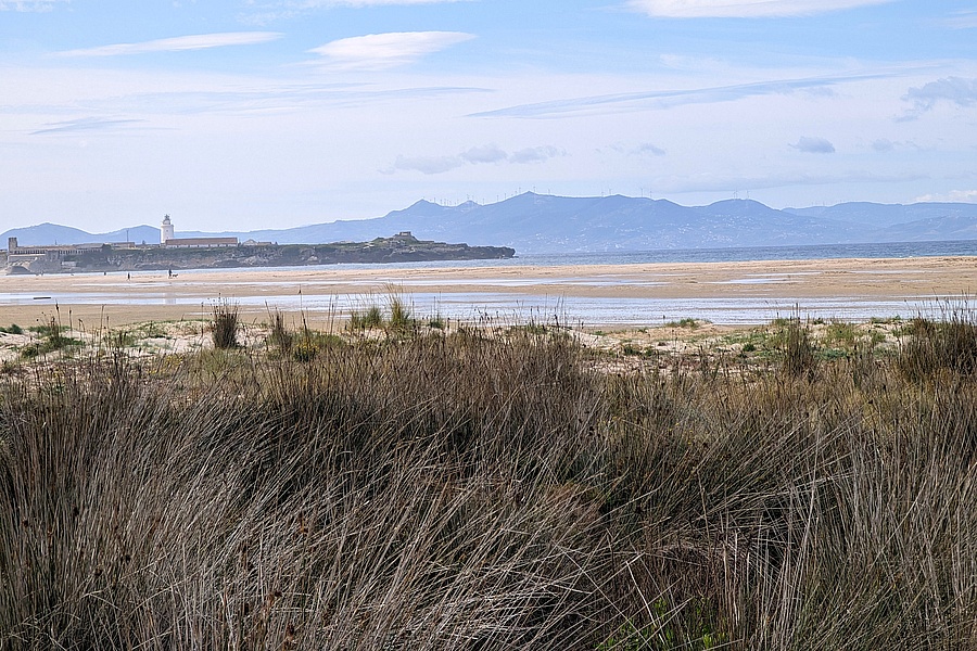 Blick von Tarifa zum Leuchtturm und nach Marokko 