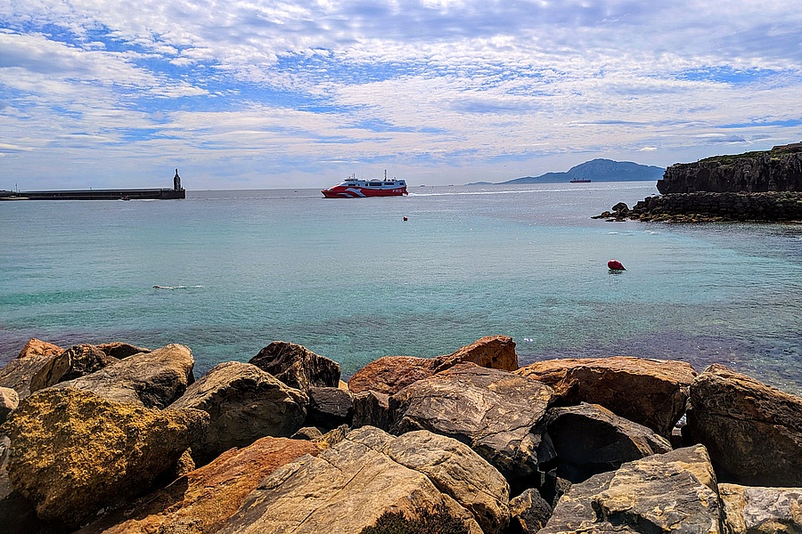 Die Straße von Gibraltar verbindet das Mittelmeer mit dem Atlantik