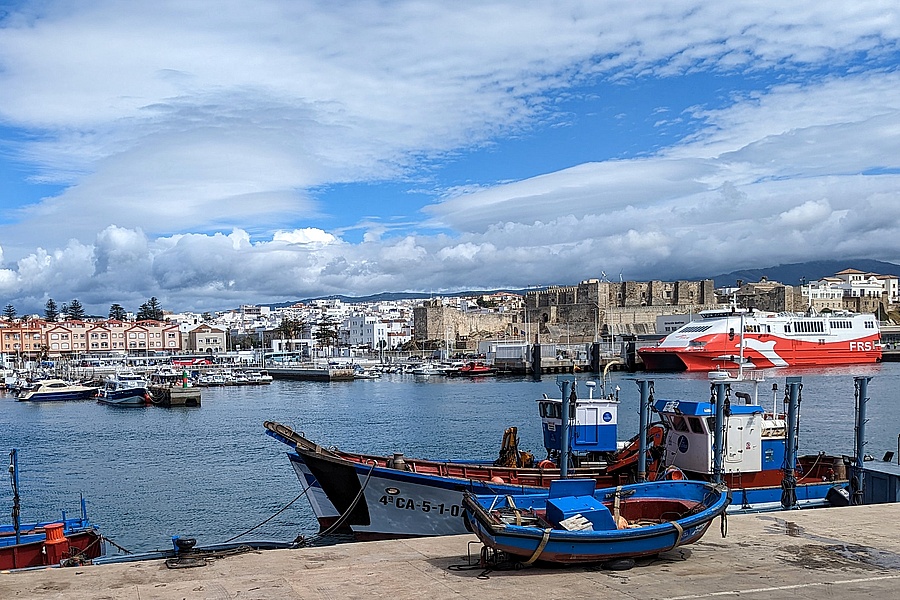 Hafen von Tarifa mit Blick auf die Burg Castillo de Guzmán el Bueno