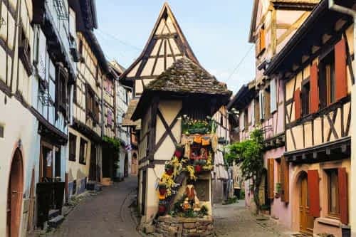 [title] - Das Elsass stand schon lange auf unserer Liste. Nicht wegen einer einzelnen Sehenswürdigkeit, sondern wegen dieser besonderen Mischung aus Weinorten, Fachwerkhäusern und französischer Lebensart. Im Mai war es soweit: für vier Tage wollten wir die Elsässer Weinstraße von Eguisheim aus erkunden.<p>  <p><strong>Tipps fürs Elsass mit Karte👉</strong>