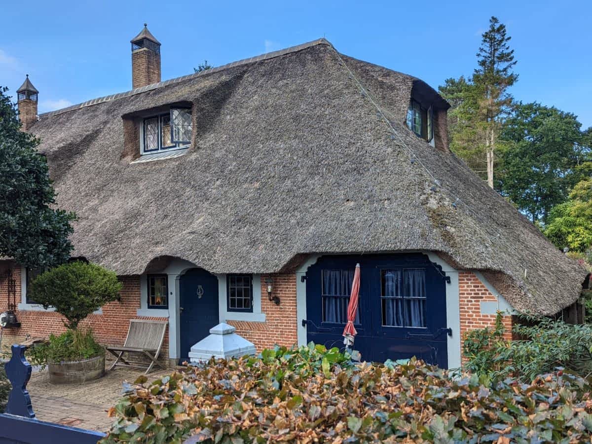 Traditionelles niederländisches Bauernhaus mit einem dicken Reetdach