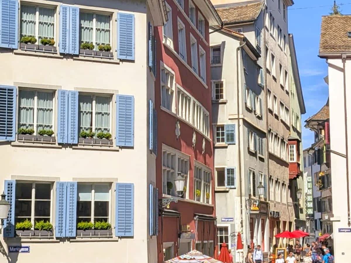 Historische Gasse in der Zürcher Altstadt mit bunten Häuserfassaden