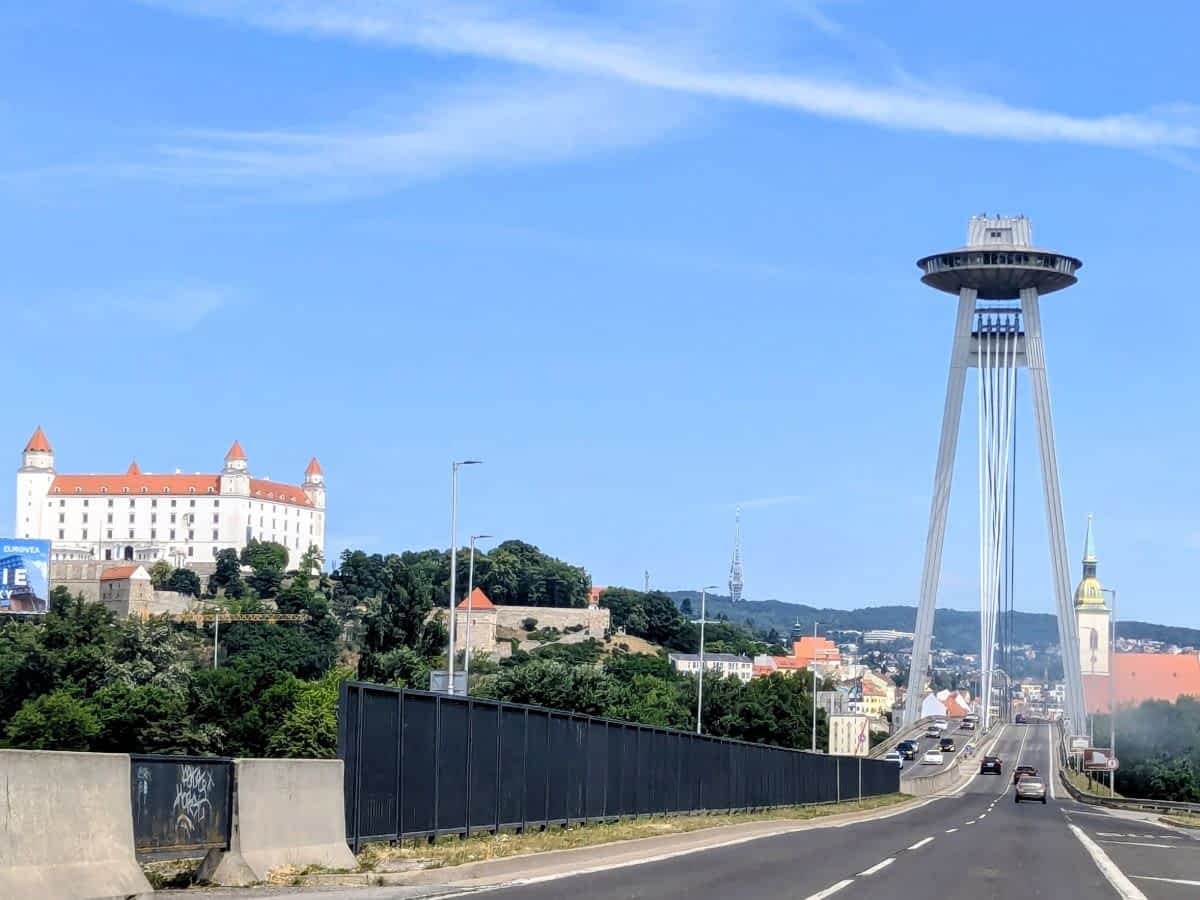 Blick von der SNP-Brücke auf die Burg Bratislava mit ihren roten Türmen und den futuristischen UFO-Aussichtsturm