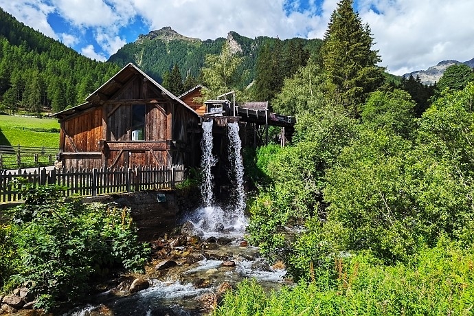 Blick auf das Besucherzentrum Lahnersäge Ultental