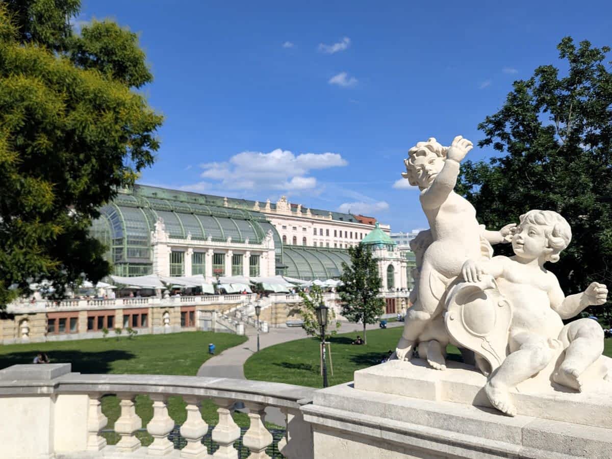 Terrasse des Palmenhauses im Burggarten Wien bei Sonnenuntergang