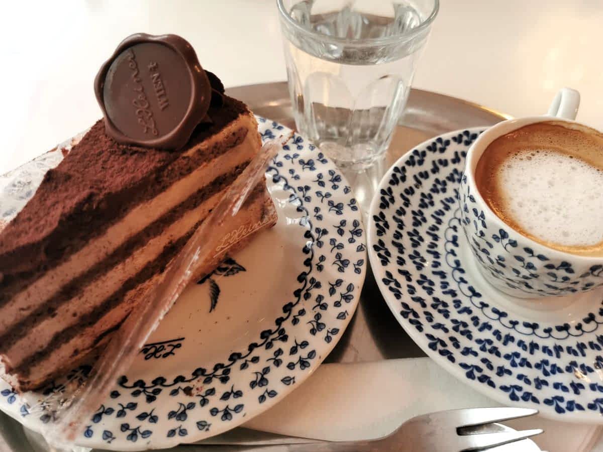 Wiener Kaffee und Torte in einem traditionellen Café