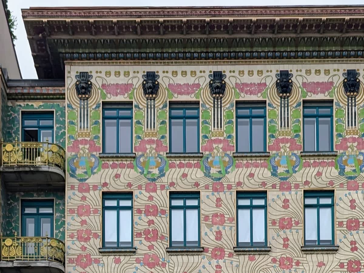 Majolikahaus von Otto Wagner mit floralen Keramikfliesen an der Fassade