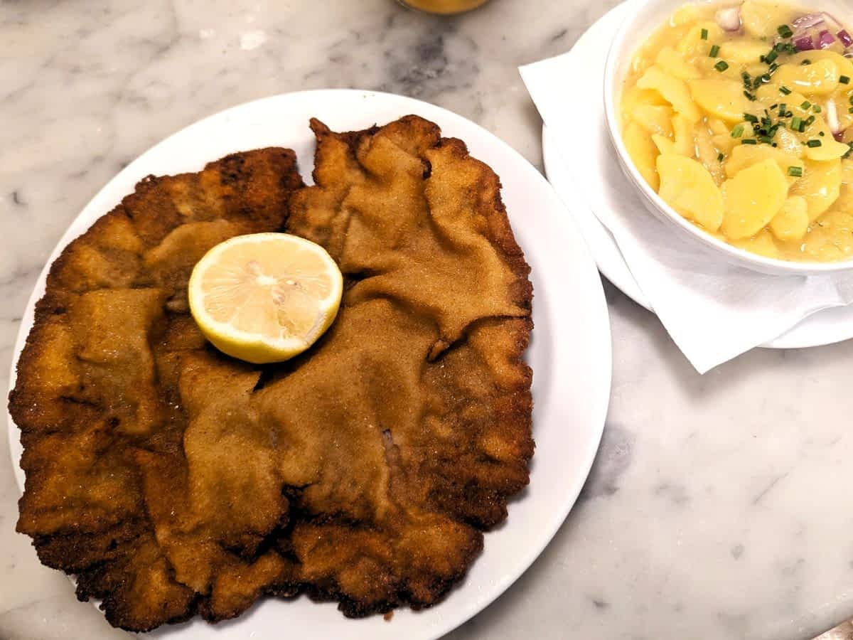 Original Wiener Schnitzel in einem traditionellen Gasthof in Wien