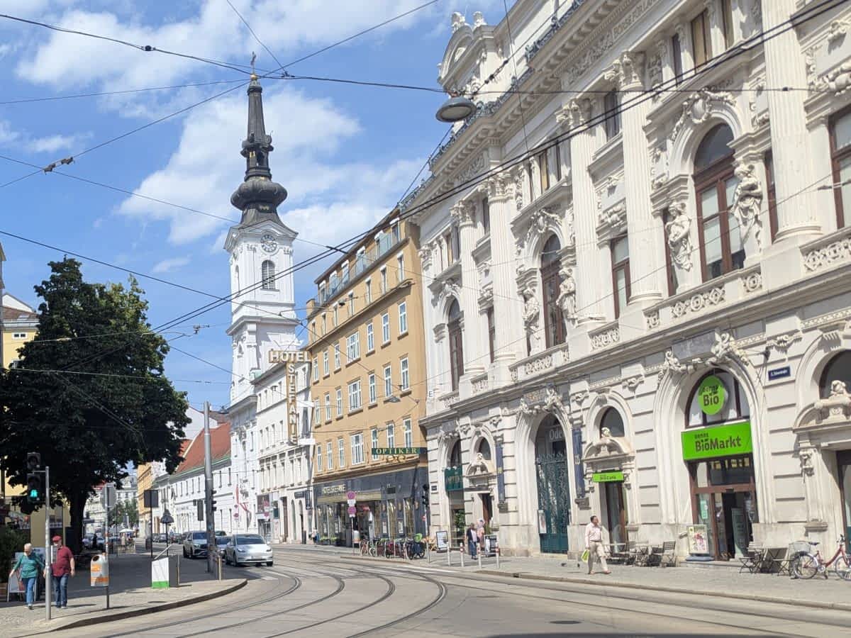 Straßenszene in der Taborstraße im Karmeliterviertel Wien