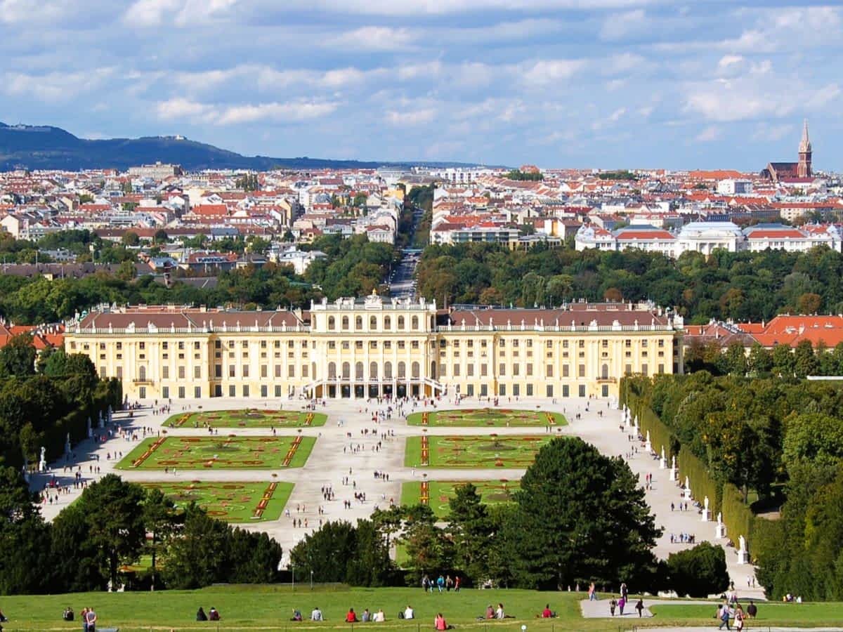 Schloss Schönbrunn in Wien mit barocken Gartenanlagen