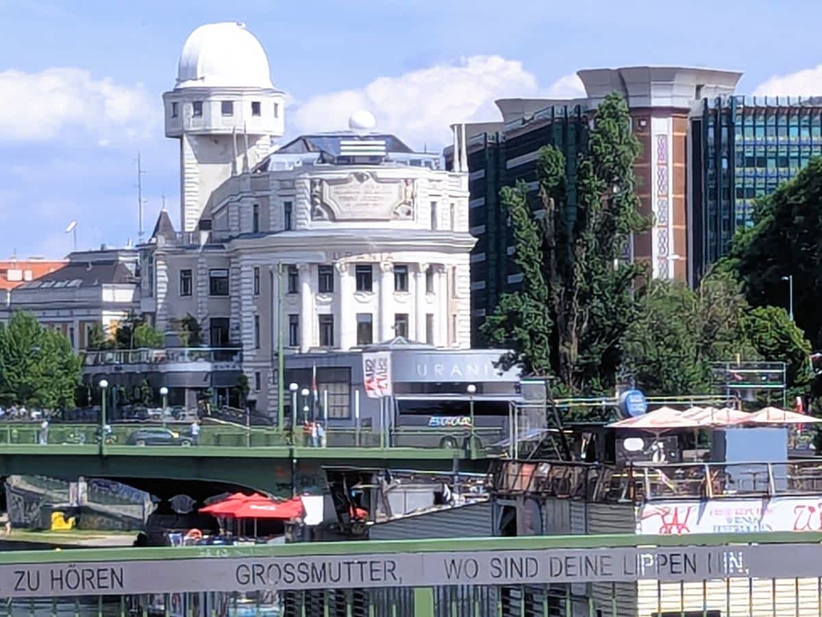 Wiener Urania mit markanter Kuppel am Donaukanal