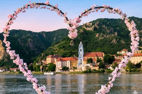 Eine Landschaft wie aus dem Bilderbuch: Sanfte Weinberge, malerische Ortschaften, mittelalterliche Burgen und prächtige Klöster. Die Wachau zählt zu den schönsten Regionen Österreichs <p>  <p><strong>Entdecke unsere Tipps für die Wachau 👉</strong>